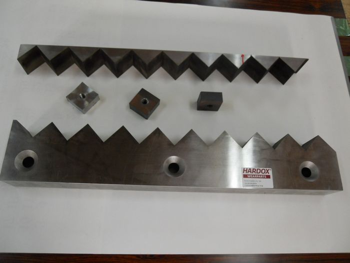 耐摩耗鋼板HARDOX500 固定刃 ワイヤカット加工