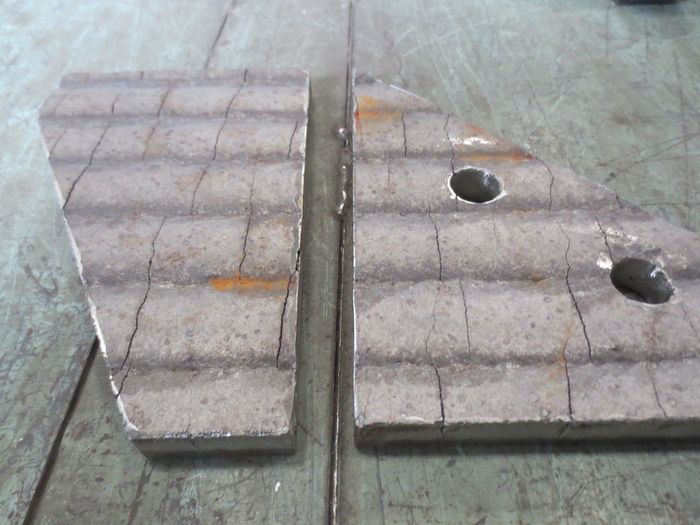 耐摩耗肉盛鋼板DUROXITE100 レーザ切断と穴加工